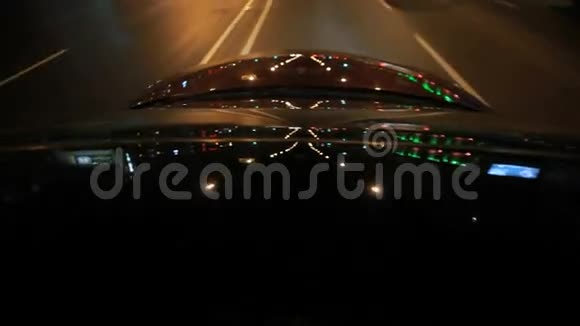 夜间城市汽车车顶和引擎盖的灯光反射视频的预览图