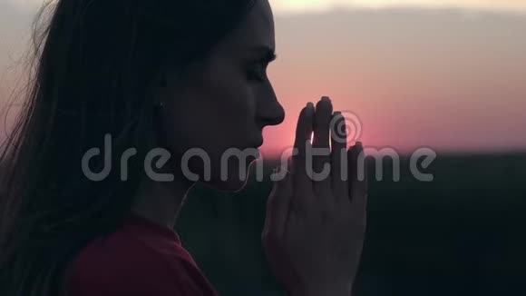 美丽的女人在大自然中祈祷的肖像视频的预览图