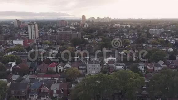 黄昏时分在一个大城市建立一个普通住宅区的空中建立镜头视频的预览图
