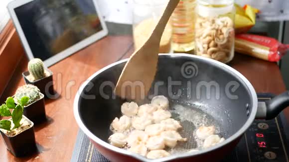 4K雌性手把虾放在锅里搅拌准备烹饪所需的原料烹饪内容生活方式概念视频的预览图