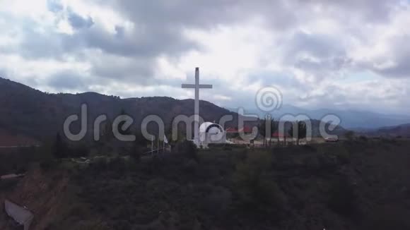 塞浦路斯山顶十字路口和礼拜堂的空中景观视频的预览图