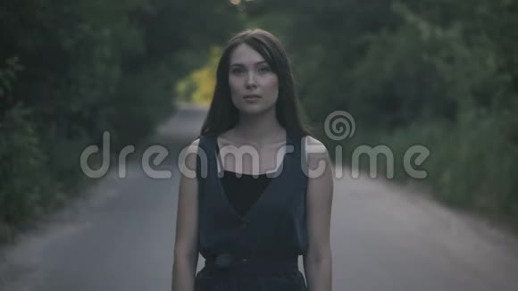 女孩转身走在路上离婚的概念视频的预览图