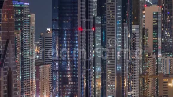 迪拜国际金融中心拥有现代化摩天大楼夜晚时光流逝视频的预览图