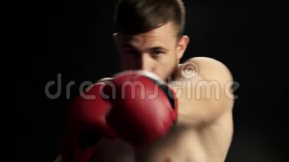 肌肉跆拳道的肖像黑色背景视频的预览图