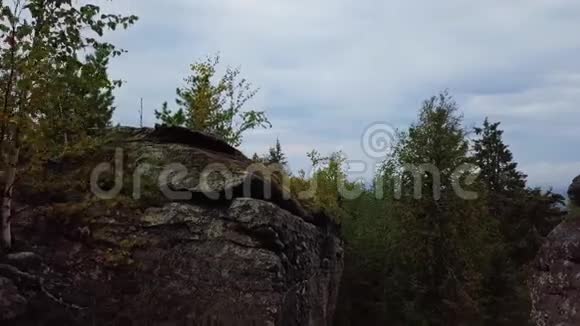 夏天在俄罗斯乌拉尔的石城里飞行空中自然景观视频的预览图
