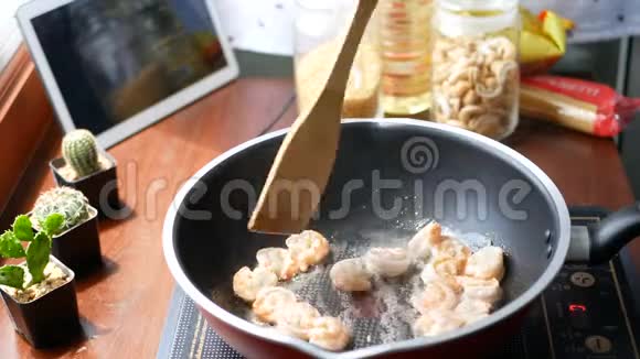 4K雌性手把虾放在锅里搅拌准备烹饪所需的原料烹饪内容生活方式概念视频的预览图