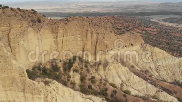山中的古要塞寺山中的桑迪尖锐的峡谷4K史诗般的Drone飞行高加索山脉和视频的预览图
