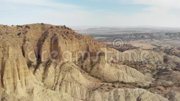 山中的古要塞寺山中的桑迪尖锐的峡谷4K史诗般的Drone飞行高加索山脉和视频的预览图