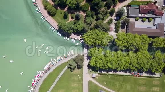 在夏季阳光明媚的一天乘坐旅游船绿树和房屋的城市运河的高空景观行动美丽美丽视频的预览图