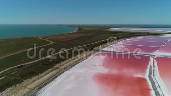 盐湖里的海口水和亮红色的湖泊视频的预览图