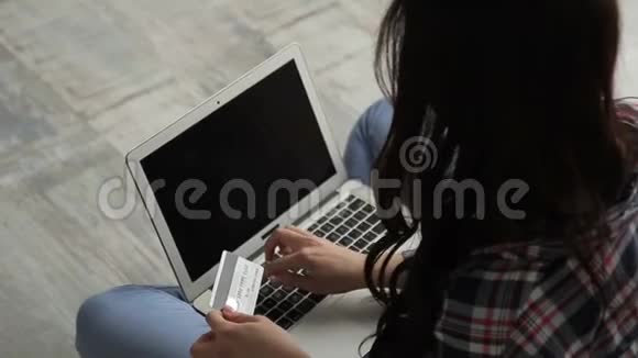 网上用信用卡支付账单的黑发女人的画像视频的预览图