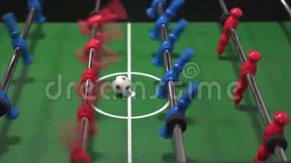 足球被称为桌球足球踢腿比赛中的蓝红球员视频的预览图
