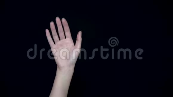 女人挥手特写的女手挑逗地挥手告别黑色孤立背景视频的预览图