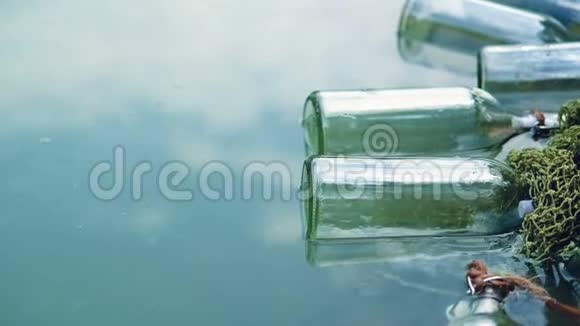 与纸条相连的瓶子漂浮在湖边任务游戏冒险视频的预览图