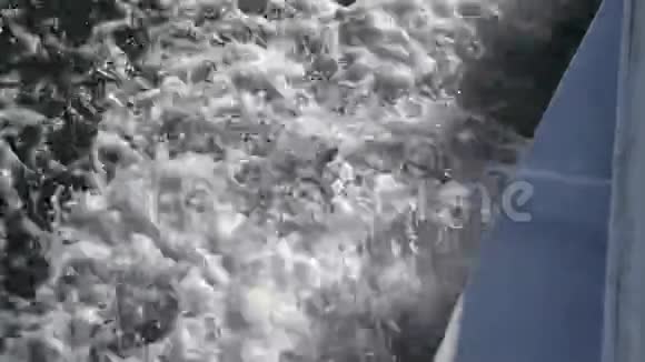 水波船航道水上泡沫海水中太阳的倒影视频的预览图
