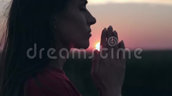 美丽的女人在大自然中祈祷的肖像视频的预览图