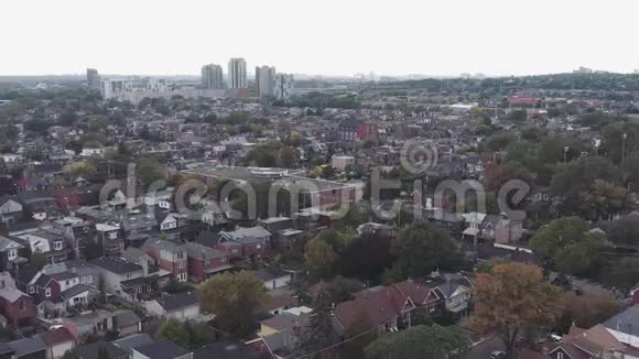 黄昏时分在一个大城市建立一个普通住宅区的空中建立镜头视频的预览图