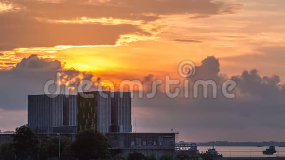 美丽的日出场景在玛丽娜巴拉格时间推移橙色的天空和带有太阳光束的云视频的预览图