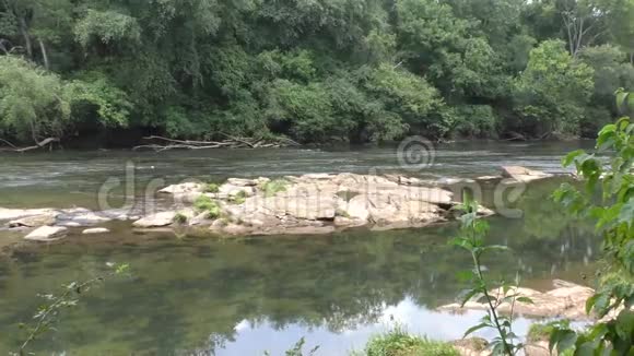 佐治亚州塞特尔斯桥公园从查塔霍切河上的岩石和流水中缩小视频的预览图