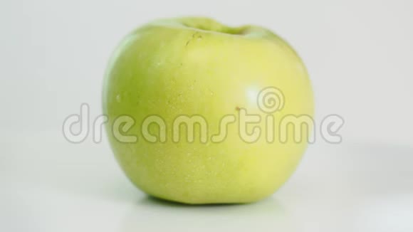 白色盘子上的黄色苹果果实旋转视频的预览图