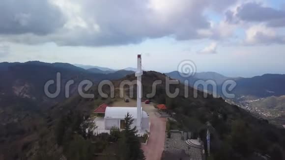 无人机在山顶的大型纪念十字架上飞行视频的预览图