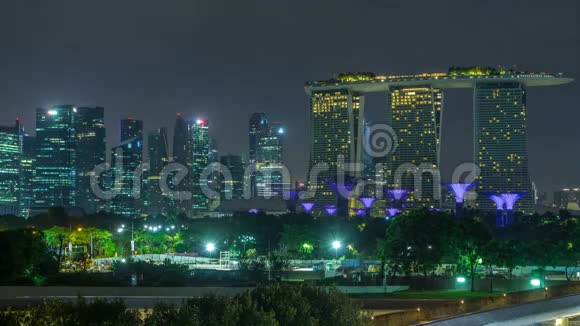 滨海湾金沙海湾旁的花园有云林花穹和超级树每晚日出前一天视频的预览图