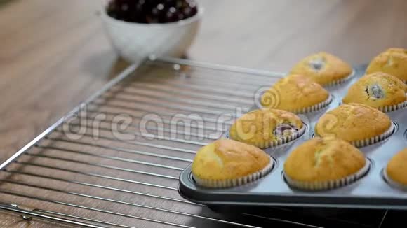 新鲜烘焙的美味松饼和樱桃在烤盘视频的预览图