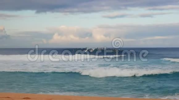 冲浪者在瓦胡岛北岸的管道上冲浪视频的预览图