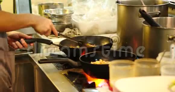 烹饪泰国菜夜市视频的预览图