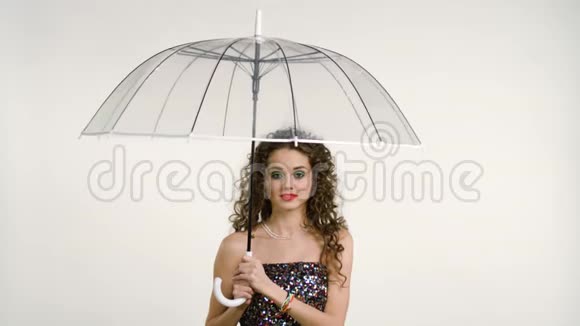 年轻漂亮的女人带着雨伞视频的预览图