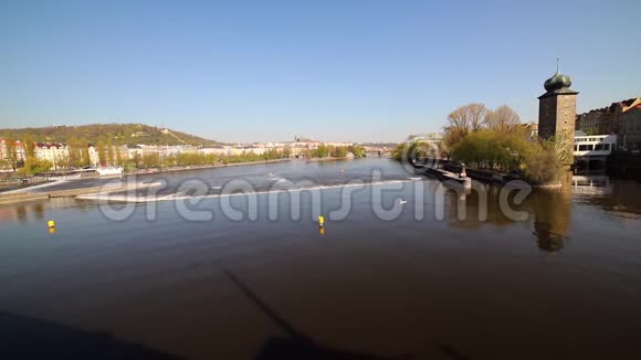 捷克城镇街道之间的河景视频的预览图