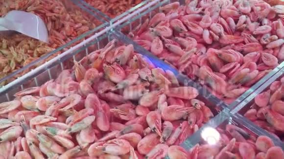 冷冻虾贻贝和蟹棒在冷藏柜台大鱼市场视频的预览图