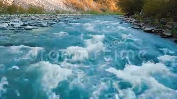 低空飞过奔腾的山河山间有晶莹的绿松石在后台视频的预览图