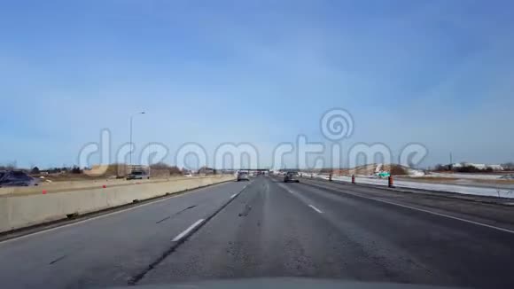 在白天用路边的雪行驶公路州际公路高速公路或高速公路或高速公路的司机视点视频的预览图