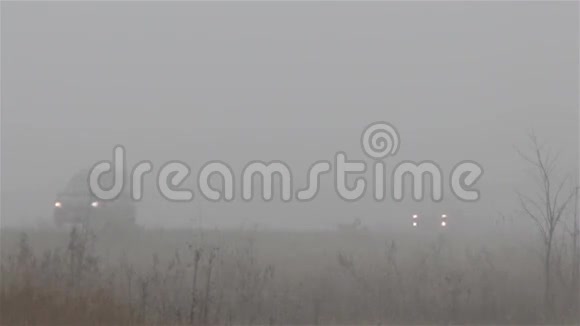 高速公路上有雾视频的预览图