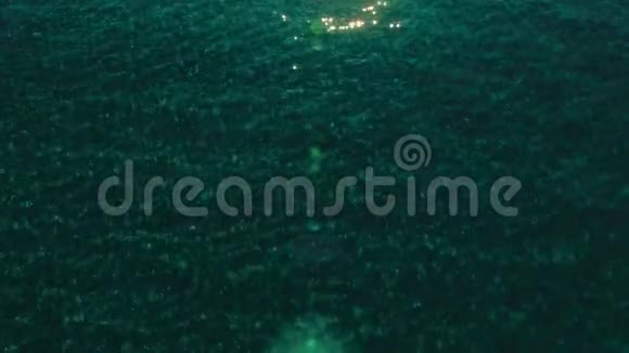 海滩水面鸟瞰图旅游理念文字空间带船海湾意大利山脉旅游理念视频的预览图