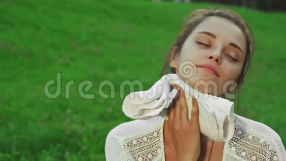 女孩用汗水擦拭她的脸视频的预览图