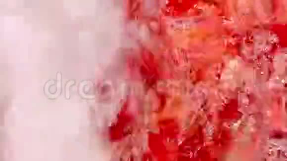美丽的红池水爆炸视频的预览图