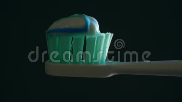黑色背景牙刷上的三色牙膏视频的预览图