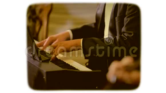 穿西装的人弹钢琴复古风格的电影8mm电影风格视频的预览图