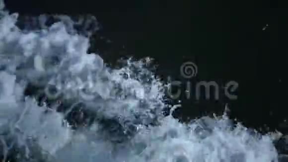 水波船航道水上泡沫海水中太阳的倒影视频的预览图