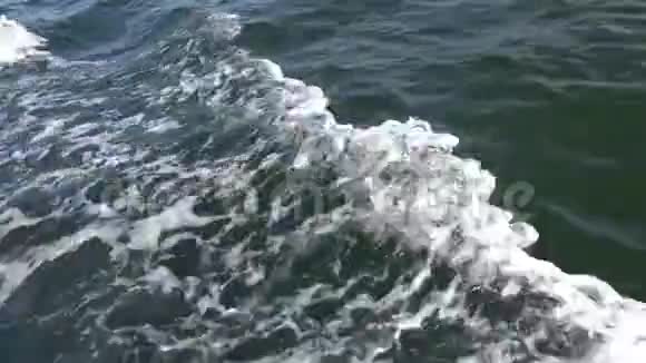 水波船航道水上泡沫闪光太阳在海水中的倒影视频的预览图