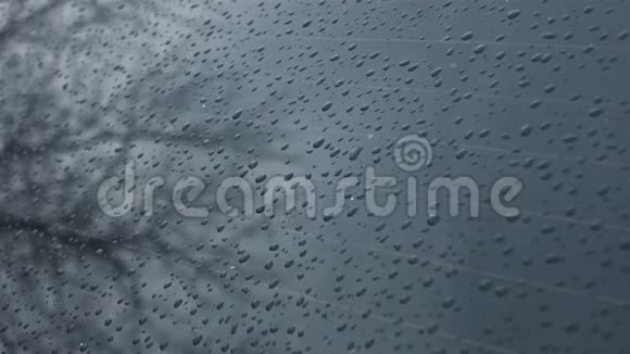 车窗后侧雨滴的特写视频的预览图