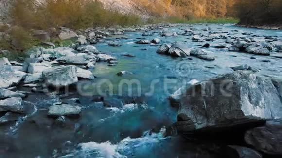 低全景飞过奔流的山河与晶莹的绿松石交相辉映日落时间这就是视频的预览图