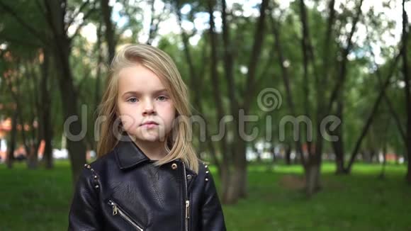 可爱的小女孩在公园里做一个安静的标志视频的预览图