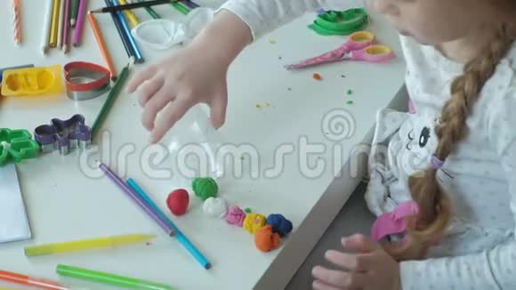 快乐的小女孩把五颜六色的塑料放在一个容器里桌面上是数字和彩色铅笔视频的预览图