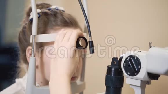 医生正在进行眼睛生物显微镜检查孩子的眼睛视频的预览图