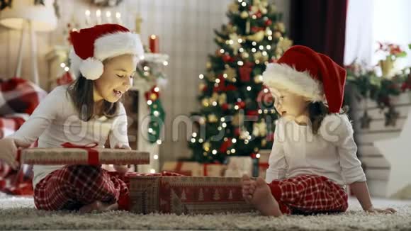 孩子们打开圣诞礼物视频的预览图