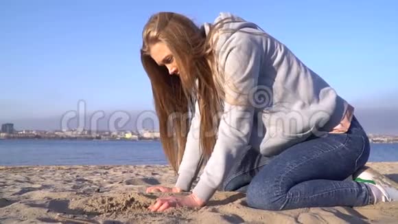 在海滩上哭泣的女孩手的背景丈夫死后视频的预览图