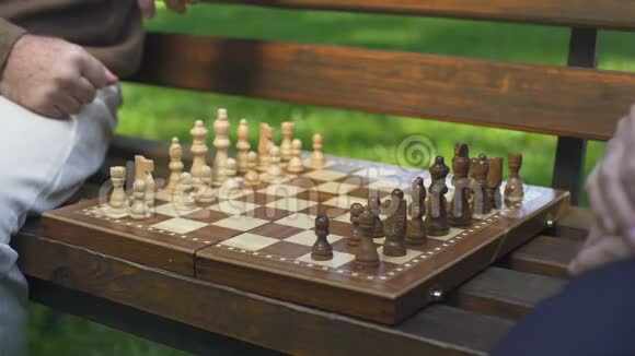 祖辈长凳上下棋在船上移动人物游戏开始视频的预览图